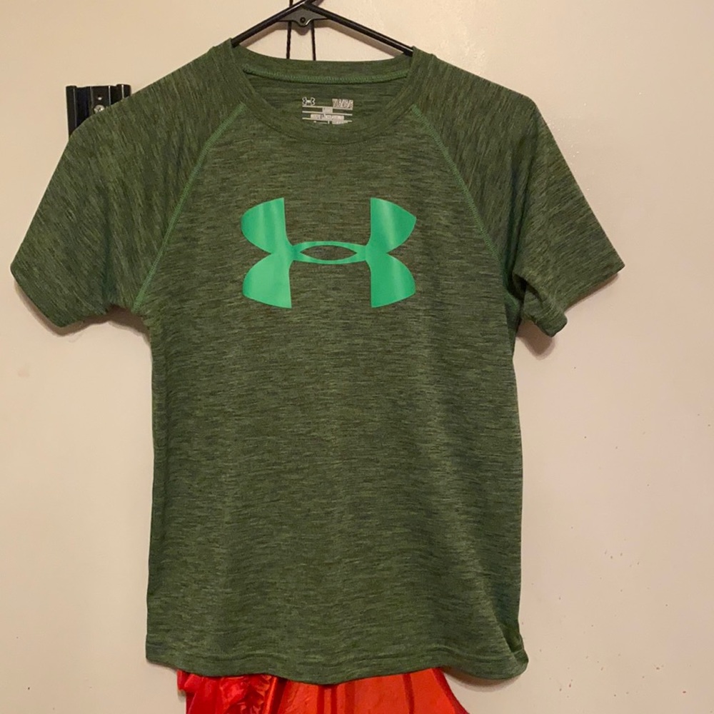 Under Armor green Y Lrg excellent condition
